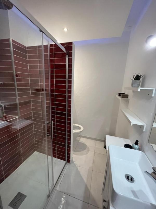 L'Appartement - Chambre Avec Salle De Bains Et Wc Dans Une Galerie D'Art Монбельяр Екстер'єр фото